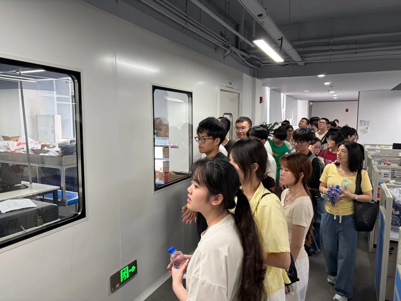 谭属琼教授的带领下