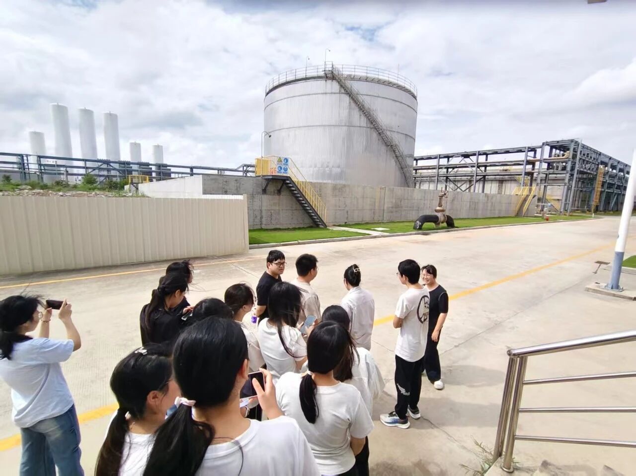 应用化学系刘瑞国老师带领2023级应